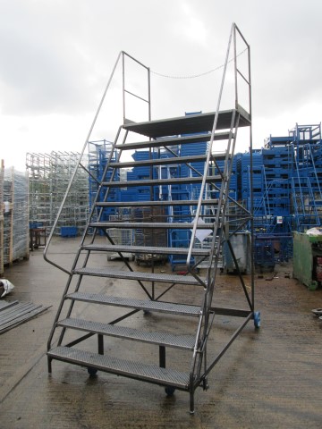 Custom access steps for shipping containers