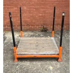 Second Hand Post Pallet With Black Posts