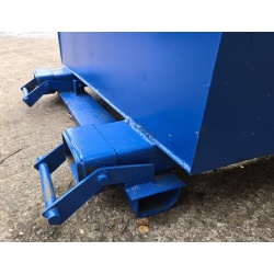 Fork lock for tipping skip for telehandler